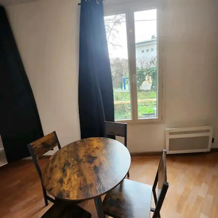 Apartment Tres Beau 2 Pieces A 400m De Paris *